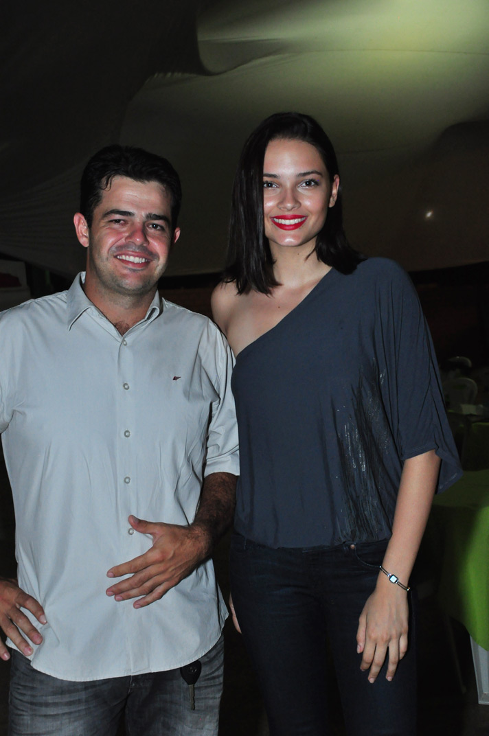 A Top  Model Internacional Tayane Leão visita a FAP 2011 e faz a abertura do 1º desfile Rainha e Cowboy Mirins de Parauapebas