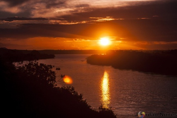 Imagem lind&iacute;ssima do ocaso no Rio Tocantins, em Marab&aacute;