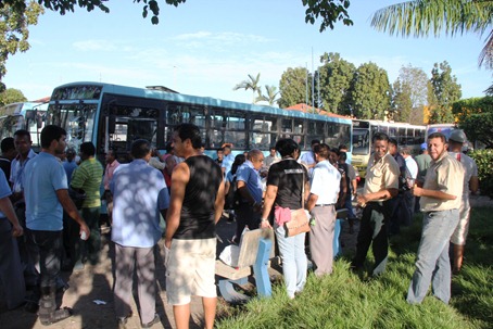 Motoristas e cobradores de braços cruzados no Paço Municipal