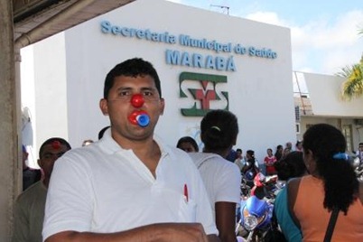 Servidor usa nariz de palhaço no terceiro dia de greve em Marabá