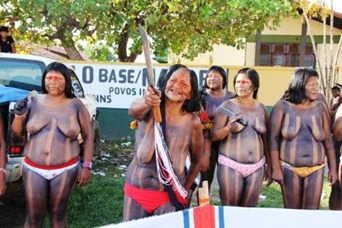 Mulheres fazem protesto com facões