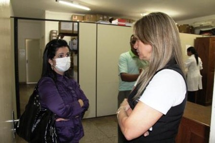HMM - De máscara, promotora faz vistoria no HMM HMM - De máscara, promotora faz vistoria no HMM