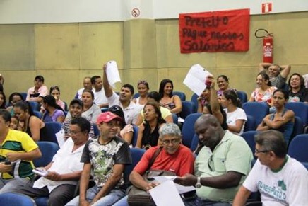 Servidores exibem documentos em que pedem a cassação do prefeito de Marabá (1)