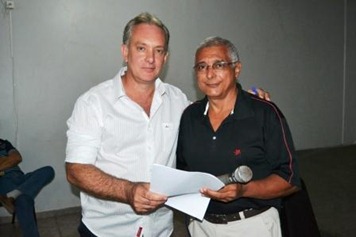 Nilo, diretor da ACIP entrega Agenda Mínima ao candidato Coutinho