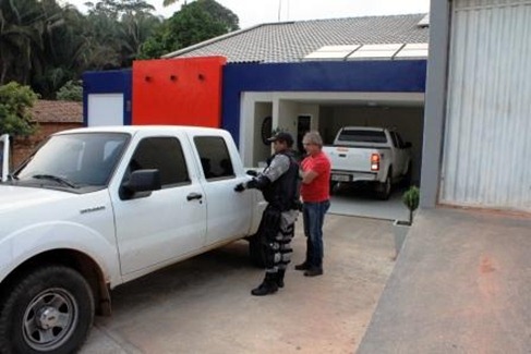 Lucidio entra na viatura da Policia, em sua casa