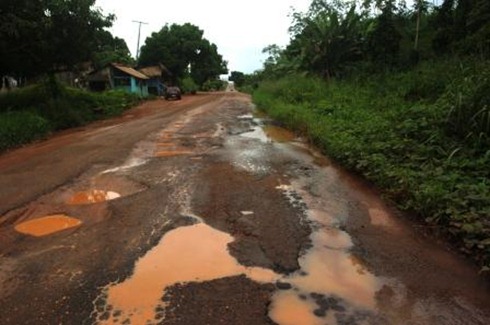 Situação da PA-150, que liga a capital Belém ao sul do Pará, em um trecho no município de Nova Ipixuna. Marabá/Pa,Brasil-24/02 / 2011.<br />
Foto: Antonio Cícero/Fotoarena