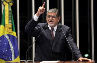 Senador chama colegas de &ldquo;ladr&otilde;es&rdquo;