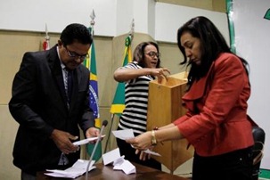 Vereadores contabilizam os votos da Comissão Processante