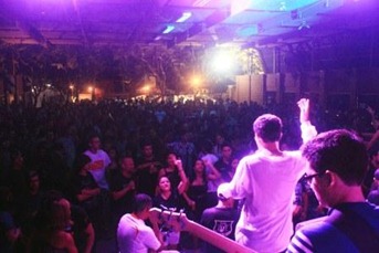 Tributo a Legi&atilde;o Urbana em um show emocionante com a Banda Legion&aacute;rios