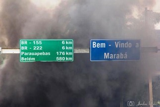 Servidores atearam fogo em pneus em frente ao Fórum da cidade Servidores atearam fogo em pneus em frente ao Fórum da cidade