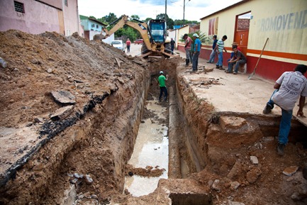 Adutora rompida no Bairro Rio Verde