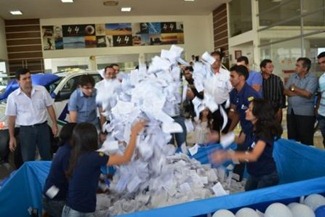 CDL Parauapebas realiza sorteio da campanha Sonho de Natal. Foram entregues 1 caminhonete Triton GL; 5 motos e R$4 mil em dinheiro.