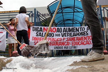 Manifestantes lavam frente da C&acirc;mara Municipal de Bel&eacute;m em protesto contra o aumento de sal&aacute;rio dos vereadores