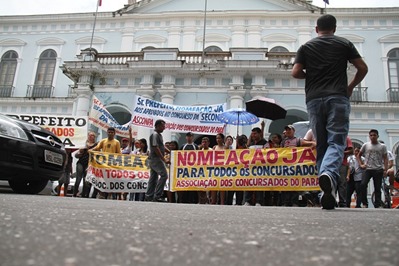 Concursados realizam passeata por nomea&ccedil;&otilde;es em Bel&eacute;m