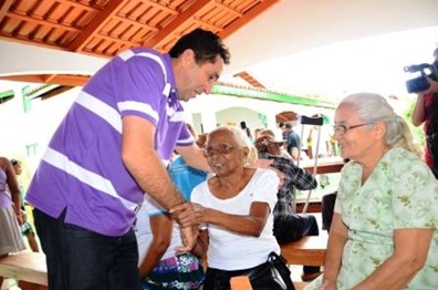 Prefeito Jeova cumprimentando idosas