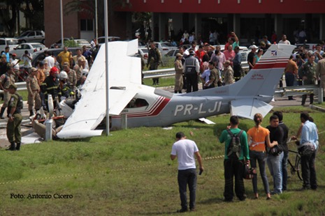 (16074) Avi&atilde;o bimotor cai em Bel&eacute;m