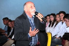 Jatene se emociona, canta Hino do Par&aacute; e tenta dar explica&ccedil;&otilde;es na aula Magna de Medicina da Uepa em Marab&aacute;