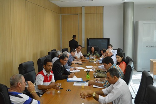 Prefeito e vereadores discutem a constru&ccedil;&atilde;o do ramal ferrovi&aacute;rio