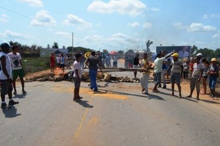 Sem tetos interditam rodovia e entrada do Aeroporto em Marab&aacute;