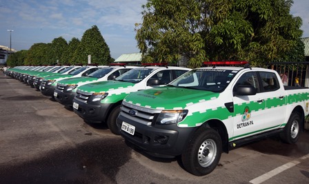 A fiscalização de trânsito em Santarém, Itaituba, Tucuruí, Altamira, Marabá, Parauapebas, Redenção, Paragominas, Abaetetuba, Capanema, Castanhal e Breves, será intensificada com a aquisição de 25 veículos do tipo Pick up. A entrega das novas viaturas foi realizada na manhã desta segunda-feira, 13, no Detran, pelo governador Simão Jatene aos gerentes das Circunscrições de Trânsito (Ciretrans) de cada cidade.</p>
<p>FOTO: ANTONIO SILVA/AG. PARÁ<br />
DATA: 13.01.2014<br />
BELÉM - PARÁ