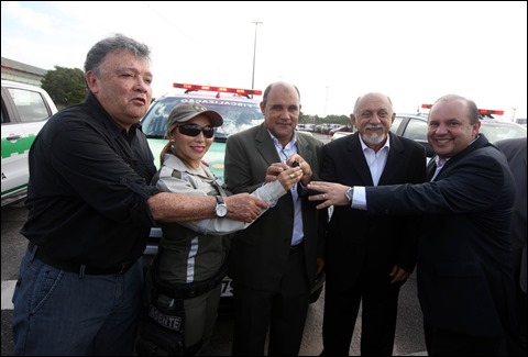 A fiscalização de trânsito em Santarém, Itaituba, Tucuruí, Altamira, Marabá, Parauapebas, Redenção, Paragominas, Abaetetuba, Capanema, Castanhal e Breves, será intensificada com a aquisição de 25 veículos do tipo Pick up. A entrega das novas viaturas foi realizada na manhã desta segunda-feira, 13, no Detran, pelo governador Simão Jatene aos gerentes das Circunscrições de Trânsito (Ciretrans) de cada cidade.</p>
<p>FOTO: ANTONIO SILVA/AG. PARÁ<br />
DATA: 13.01.2014<br />
BELÉM - PARÁ