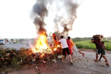 Em Marab&aacute;, moradores de invas&atilde;o fecham rodovia federal no Ano Novo para cobrar luz el&eacute;trica