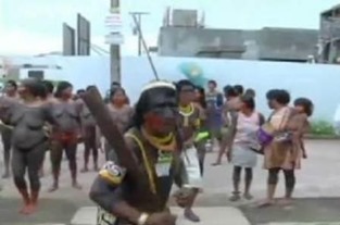 Contra pris&atilde;o de &iacute;ndio, grupo protesta em frente ao f&oacute;rum e pres&iacute;dio em Reden&ccedil;&atilde;o (PA)