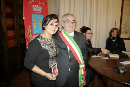 Terezinha recebe prêmio do prefeito de Volpedo, o senhor Jean Carlo Caldone