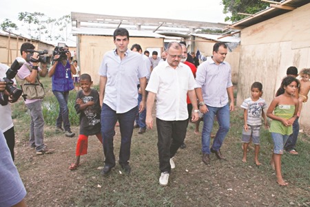 Presidente da Famep visita desabrigados em Marab&aacute;