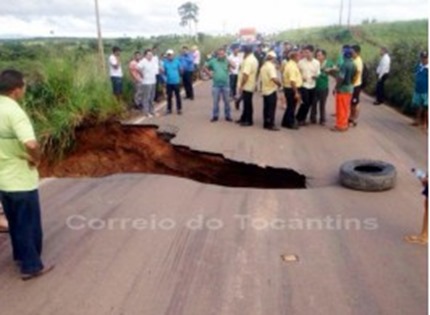Forte chuva causa cratera na rodovia PA-275