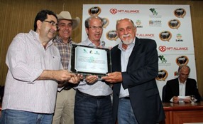 O governador Jatene exibe o certificado do MAPA declarando o Pará livre da febre aftosa. O governador Jatene exibe o certificado do MAPA declarando o Pará livre da febre aftosa.