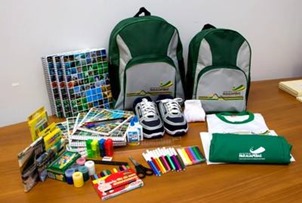 Kits e uniformes escolares come&ccedil;am a ser entregues na rede municipal de ensino