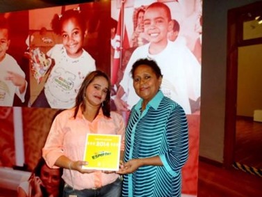 Gildete Prates e Maria José Maciel recebendo a Placa que representa o apoio do Criança Esperança