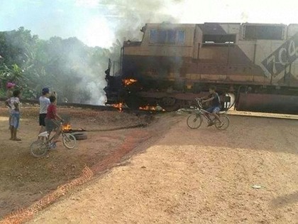 Manifestantes bloqueiam estrada de ferro Caraj&aacute;s em Marab&aacute;, no Par&aacute;