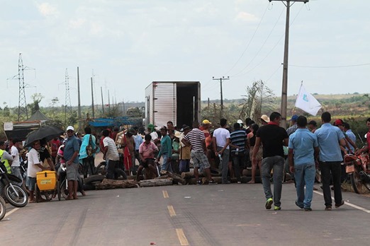 Trabalhadores do MST bloqueiam a BR-155 no Pará