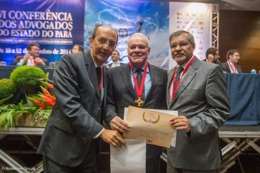 Prefeito Valmir Mariano &eacute; homenageado pela OAB Par&aacute;
