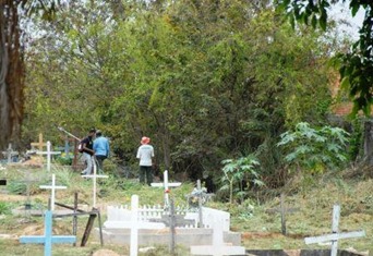 Mutir&atilde;o de limpeza prepara cemit&eacute;rios de Marab&aacute; para o Dia de Finados