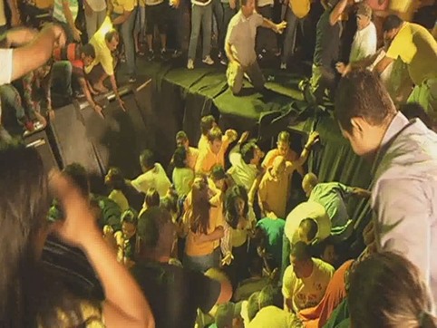 Parte de palco cede durante com&iacute;cio do Governador Sim&atilde;o Jatene em Castanhal
