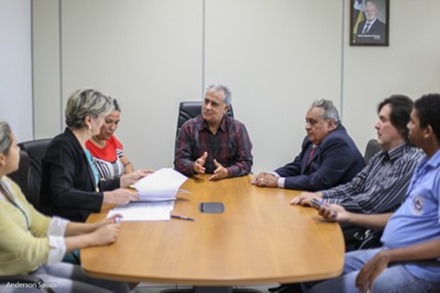 Prefeitura assina contrato com FADESP para realiza&ccedil;&atilde;o de concurso p&uacute;blico