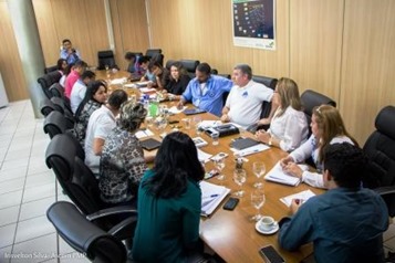 Governo apresenta proposta de reajuste salarial e aux&iacute;lio alimenta&ccedil;&atilde;o
