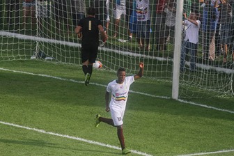 Parauapebas vence Camet&aacute; e garante vaga na final do 1&ordm; turno do Paraz&atilde;o 2015