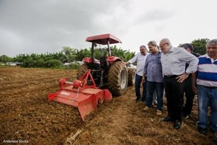 Governo municipal entrega 100 kits de equipamentos agr&iacute;colas para produtores do Cedere I