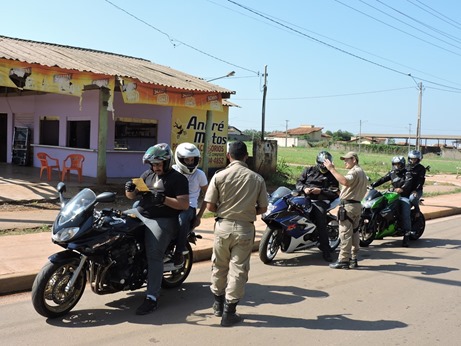 Agentes de tr&acirc;nsito orientam condutores de ve&iacute;culos durante domingo (12) em Parauapebas