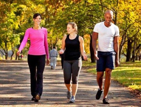 Correr e caminhar atinge diretamente o corpo e a mente e traz v&aacute;rios benef&iacute;cios &agrave; sa&uacute;de
