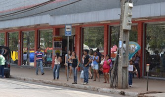 Usu&aacute;rios do transporte p&uacute;blico reclamam da espera nas paradas em Parauapebas