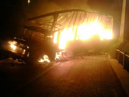Caminhão incendiado em Eldorado dos Carajás Caminhão incendiado em Eldorado dos Carajás