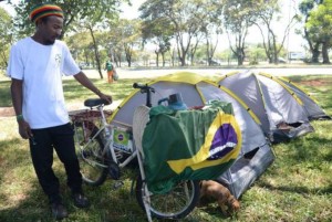 Homem pedala do Pará a Brasília para pedir impeachment