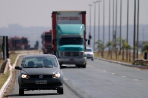 Uso obrigatório de farol baixo durante o dia em rodovias é regulamentado por lei