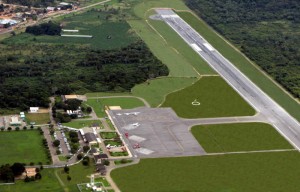 Pequena aeronave sai da pista no Aeroporto de Marabá e deixa avião da Azul vagando no ar