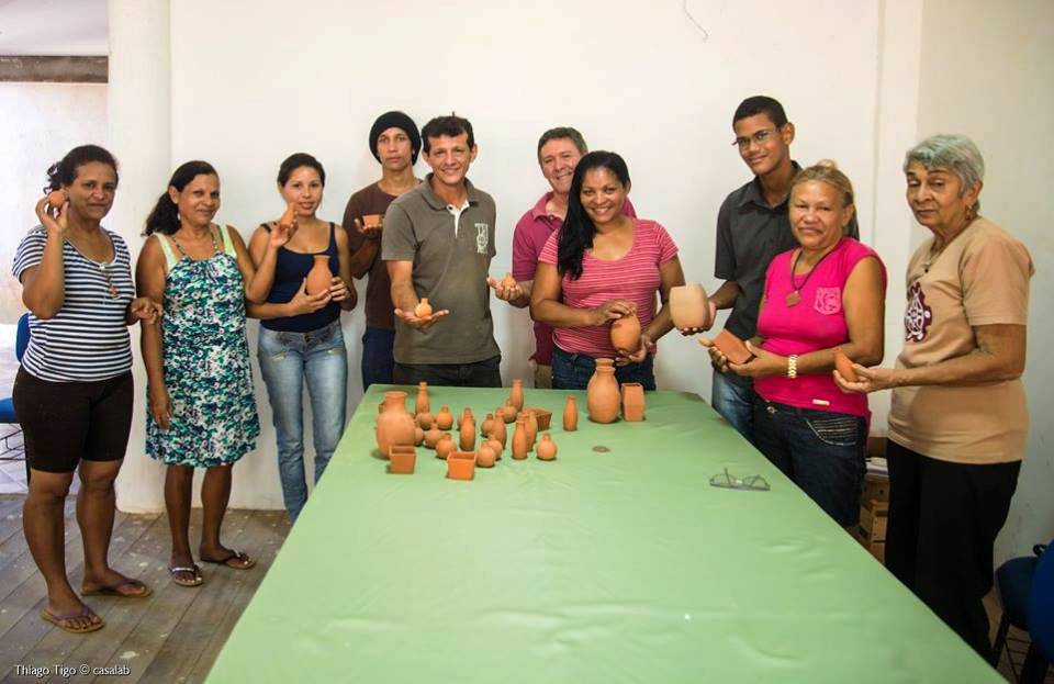 Associação Mulheres de Barro recebe profissionais para oficinas formativas.